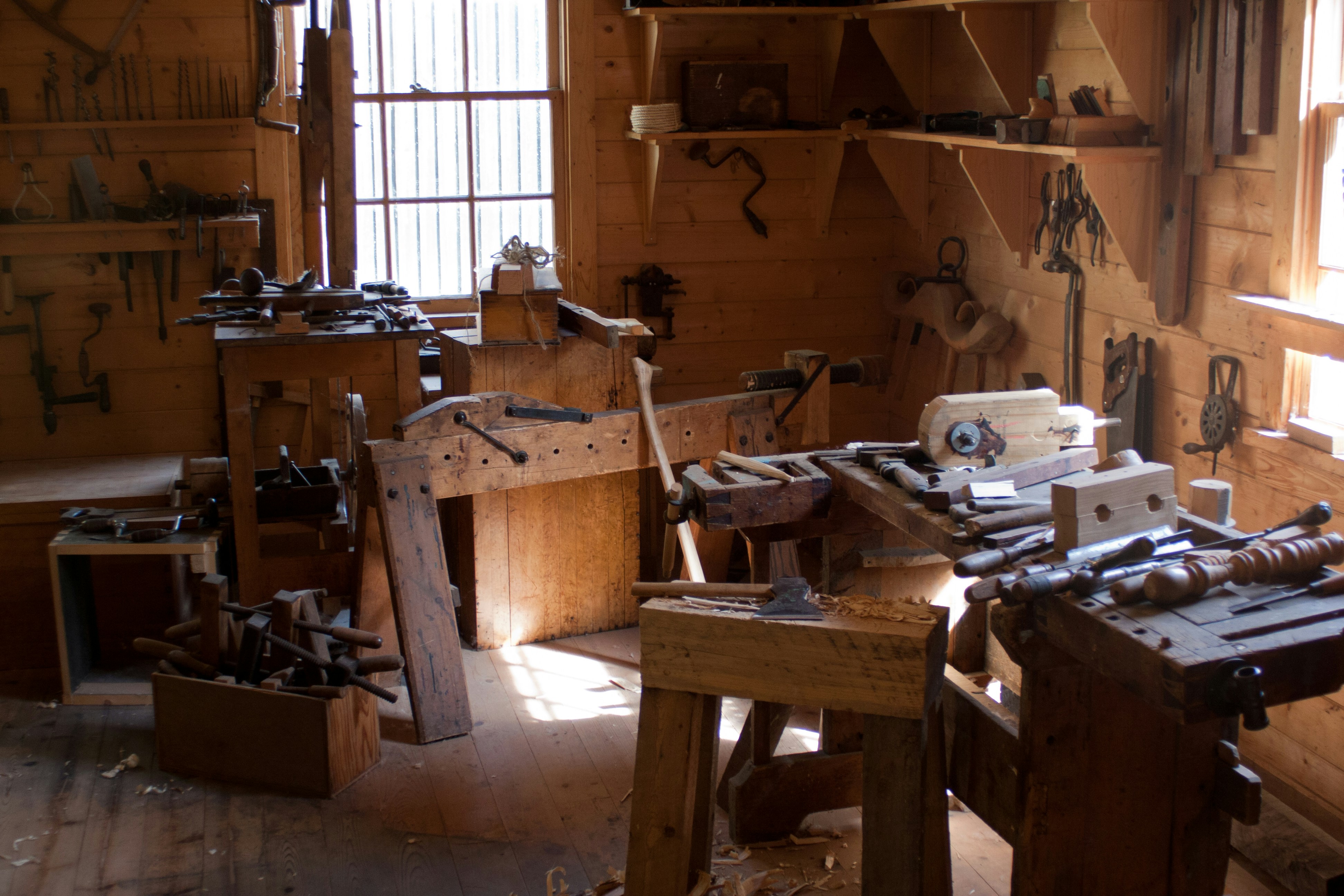 Werkstatt der Tischlerei Ahrend mit einem fertigen Einbauschrank aus Eiche