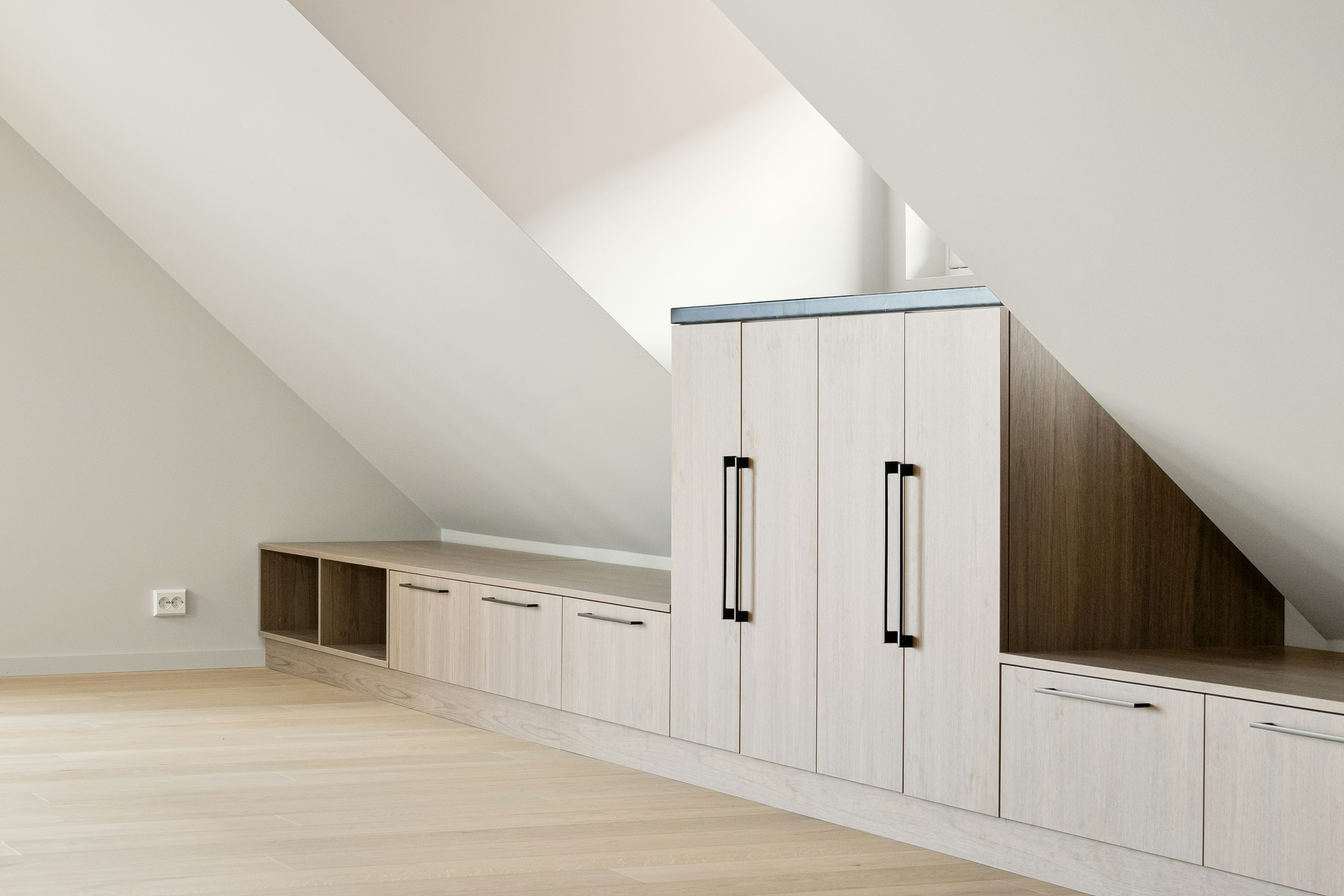 Einbauschrank aus Eiche unter einer Dachschräge