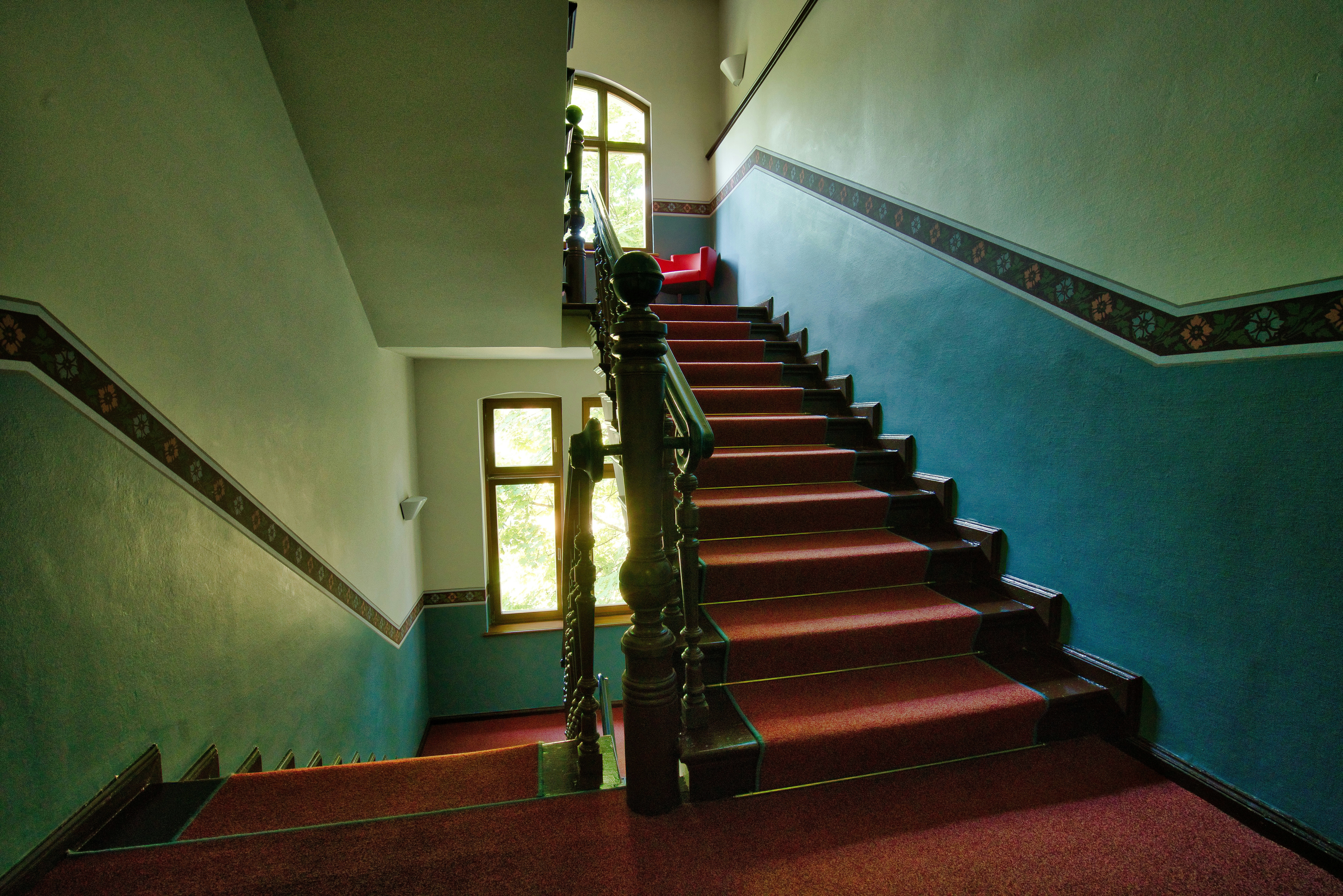 Freitragende Treppe aus Massivholz in einem Wohnhaus